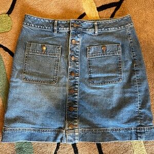 Loft knee length skirt with button front and fun pockets. Womens size 10